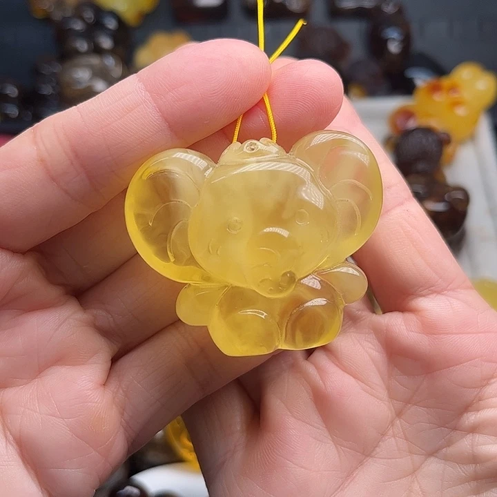 琥珀颈饰未镶嵌象