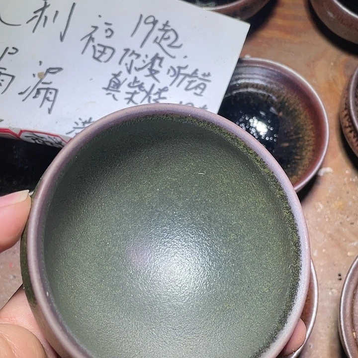 白*子陶瓷马克杯带盖勺的拌饭的时候