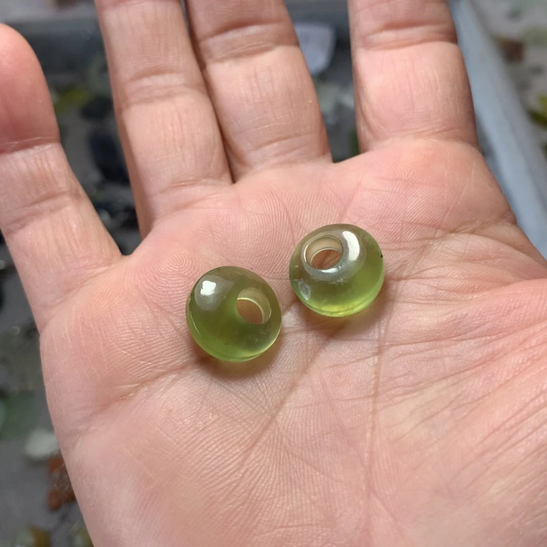 蛇纹石玉耳环未镶嵌