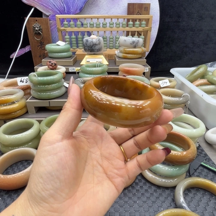 ****石英岩玉未镶嵌手镯