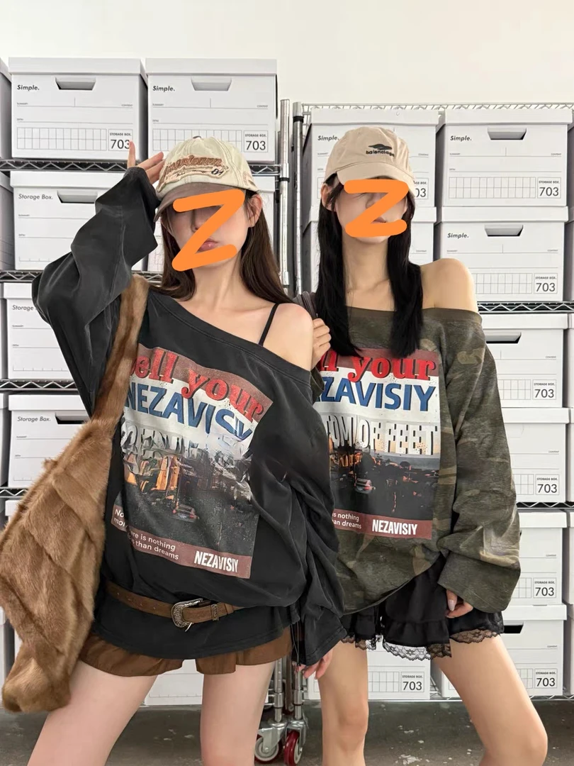 辣椒酱美式复古迷彩字母印花斜领长袖T恤女宽松痞帅炸街风女装