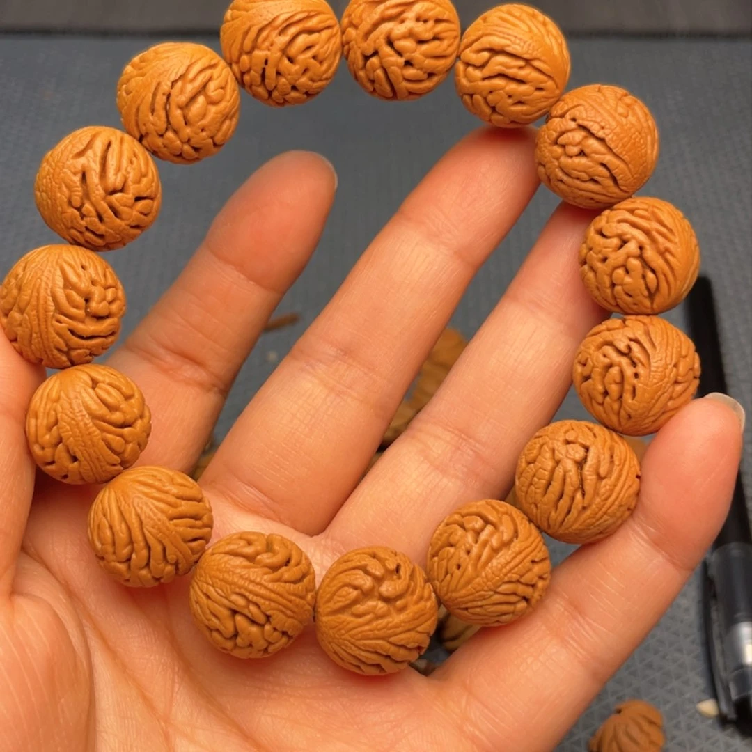 文玩核桃把件龙纹绣球