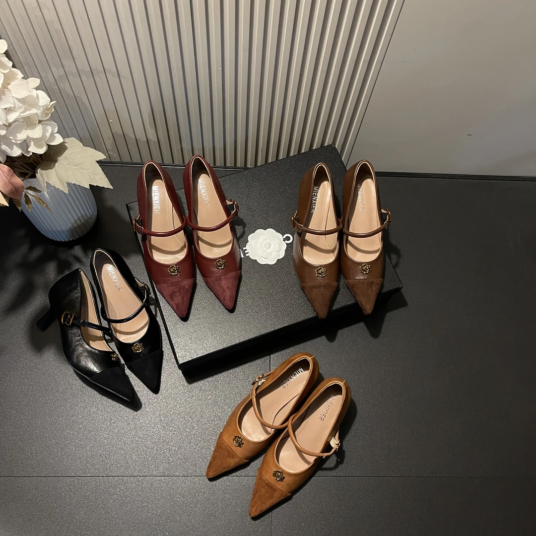2025春新款拼接百搭山茶花带扣时尚网红爆款法式尖头浅口高跟鞋