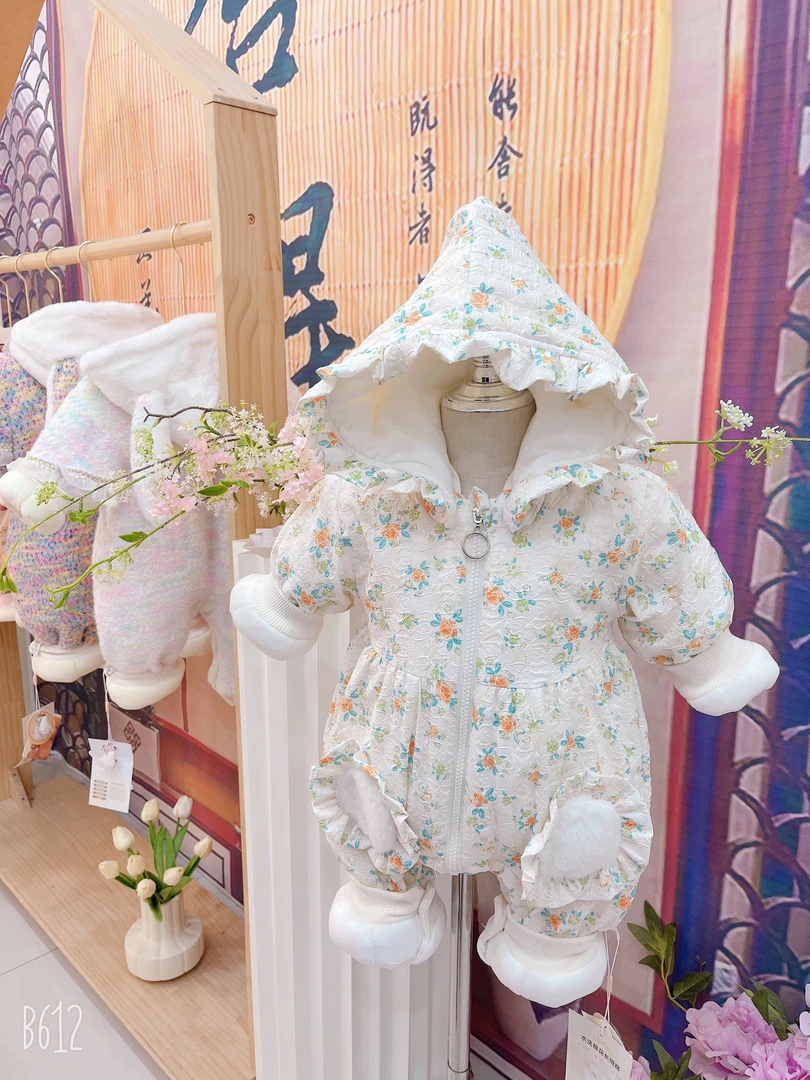 宝宝2025新款加棉加厚压花连体外出服
