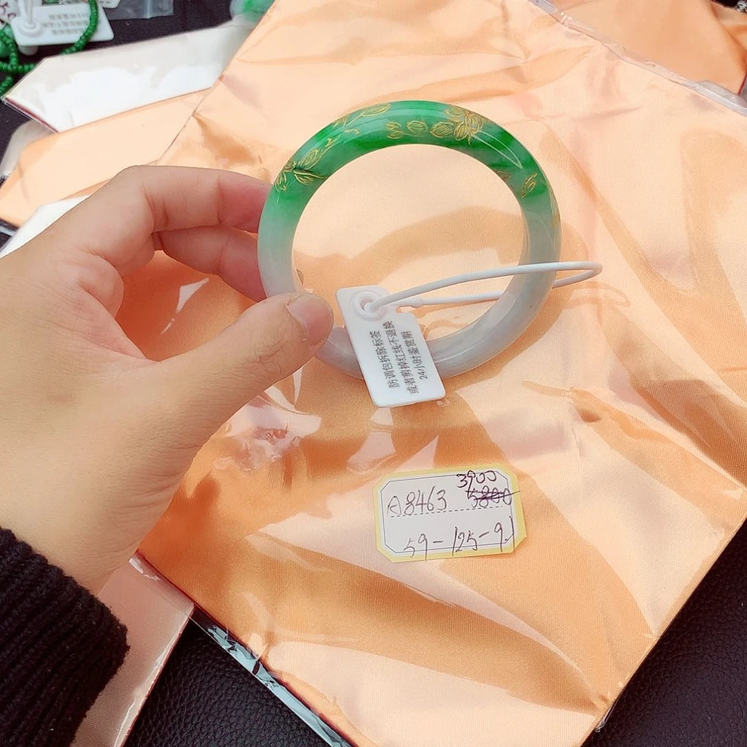 翡翠手镯未镶嵌翡翠