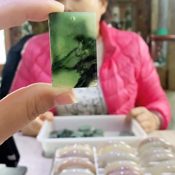 密玉（石英质玉）颈饰未镶嵌
