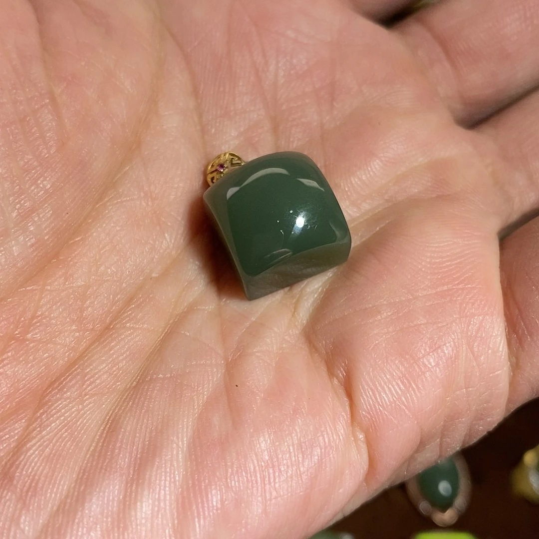 【闪购商品】吊坠(不含链)18K金镶嵌和田玉（碧玉）