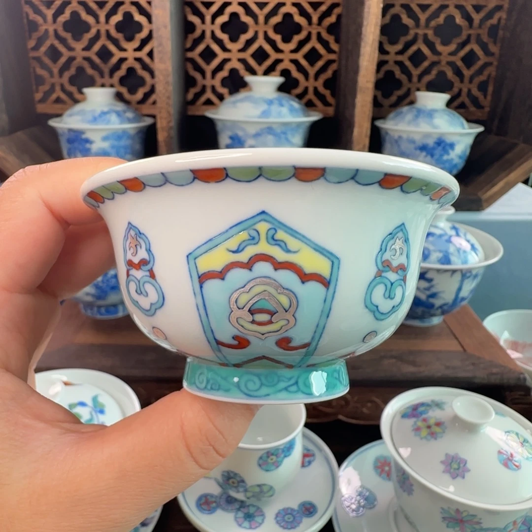 景德镇手绘青花斗彩青铜纹小压手