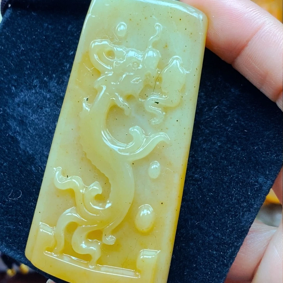 未镶嵌石英质玉（黄龙玉）颈饰