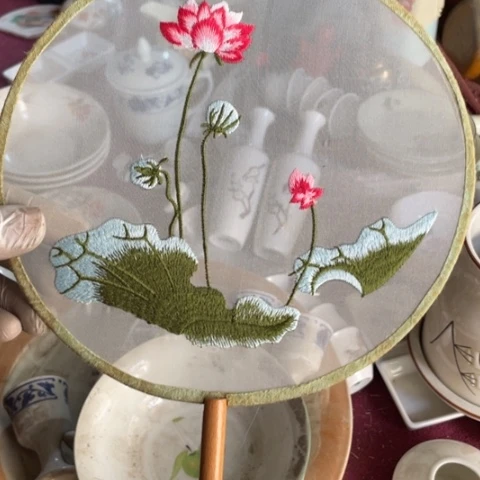 摆件陶瓷摆件工艺品。   瑕疵