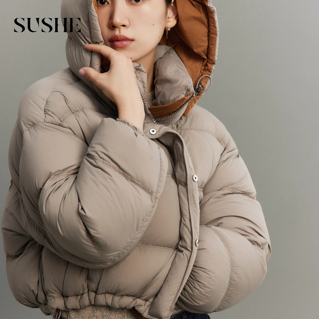束皙SUSHE【熙语】休闲户外 90白鸭绒可拆卸撞色连帽短款羽绒服女