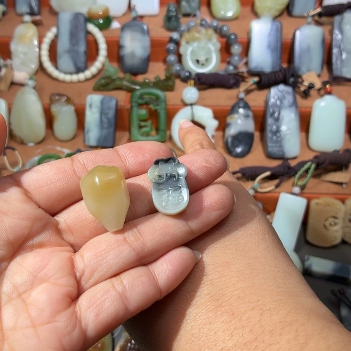 ‘***ツ和田玉未镶嵌颈饰