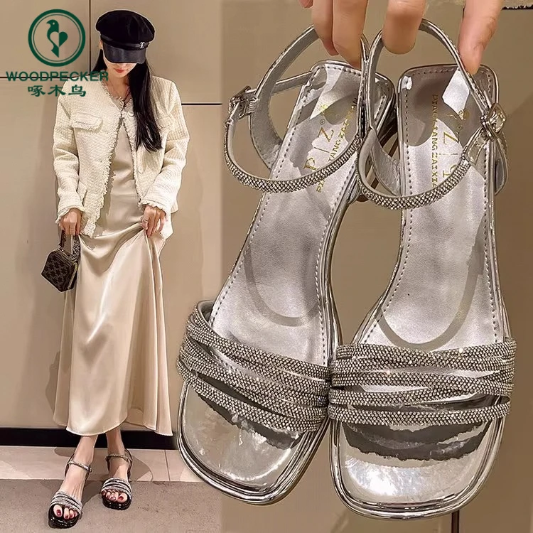 啄木鸟2025年夏季新款水钻一字带凉鞋女粗跟方头高跟鞋百搭凉拖