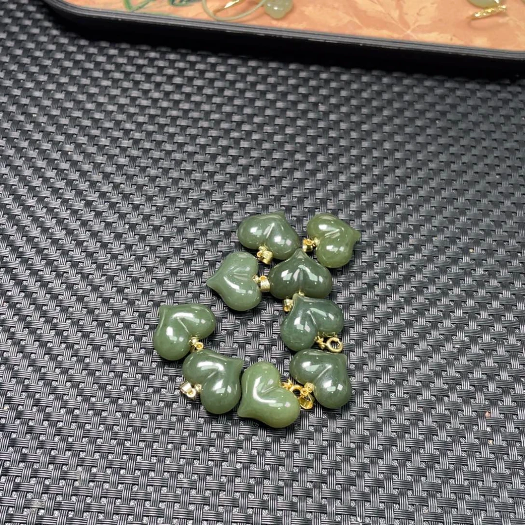 和田玉未镶嵌颈饰大屁桃