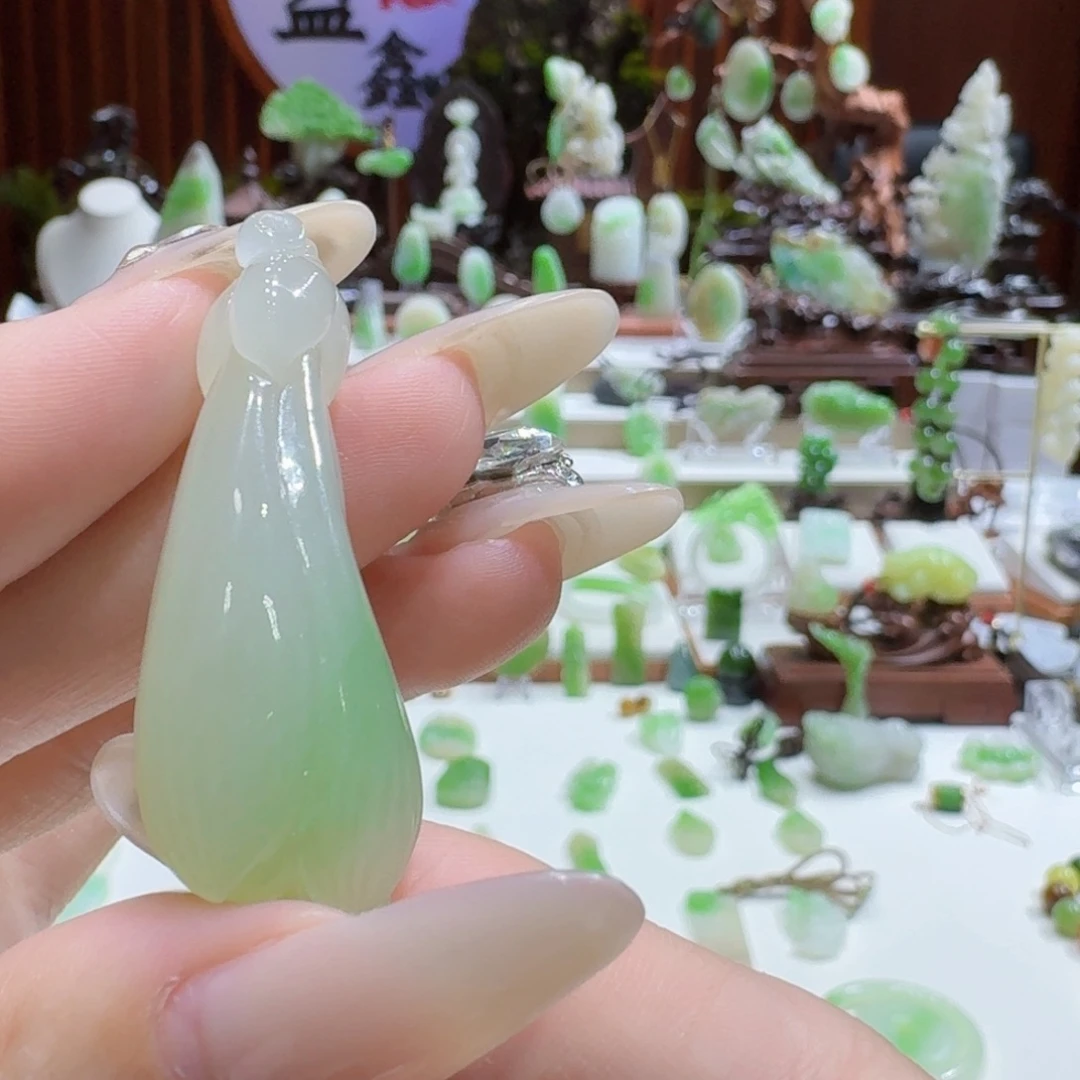 未镶嵌和田玉（翠青玉）挂件冰底翠玉兰花