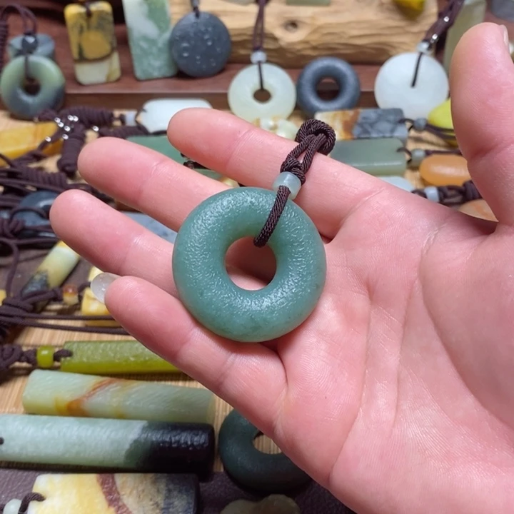 蛇纹石玉挂件未镶嵌相*豆