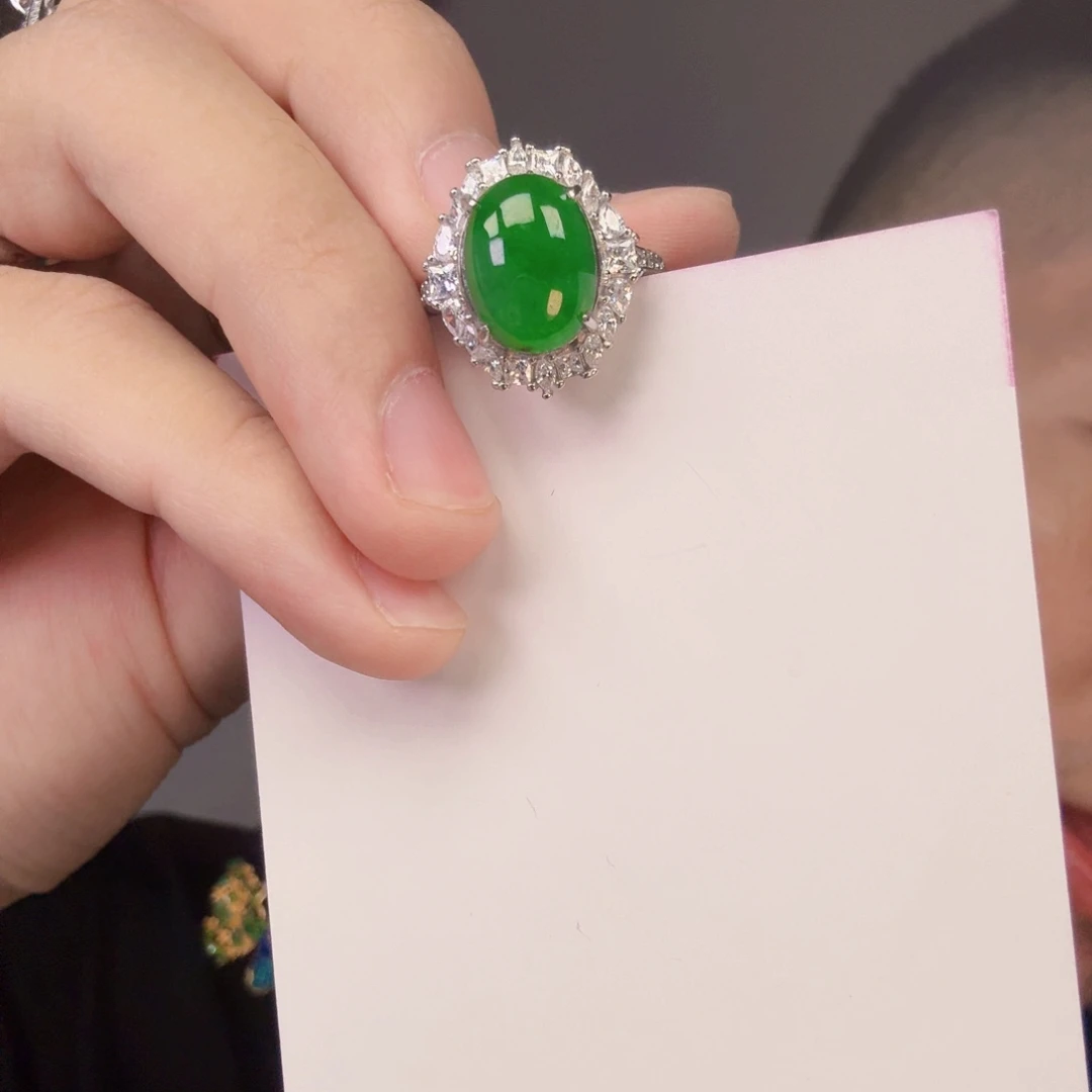 翡翠未镶嵌颈饰一件