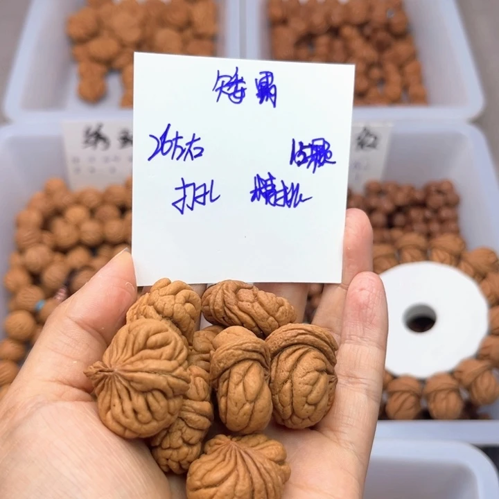 桃核吊坠沙**玉26左右矮霸