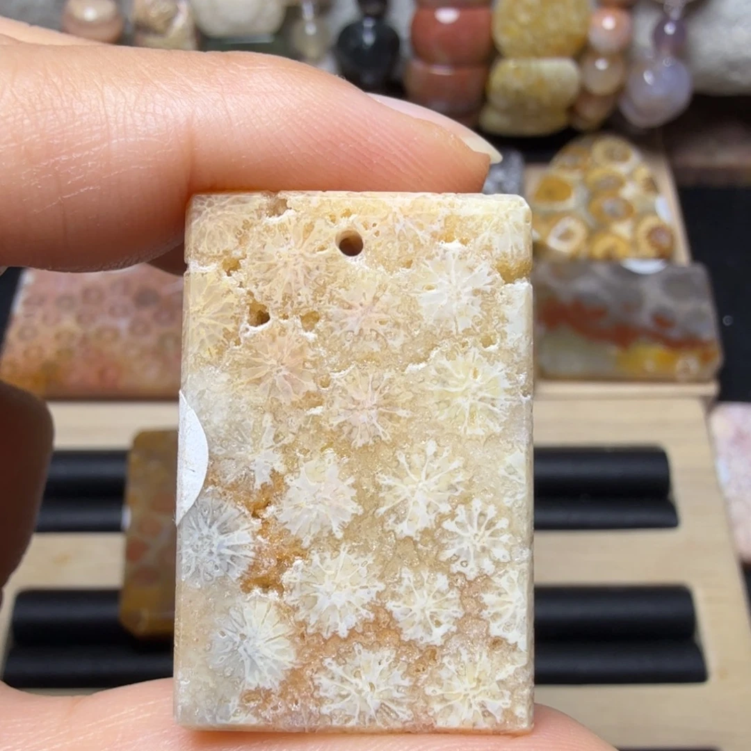 硅化玉未镶嵌闪闪的黄粉骨骼花