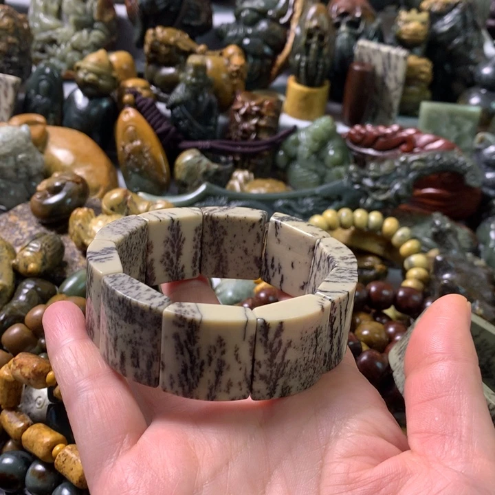 未镶嵌岫岩河磨玉（透闪石质玉）把件