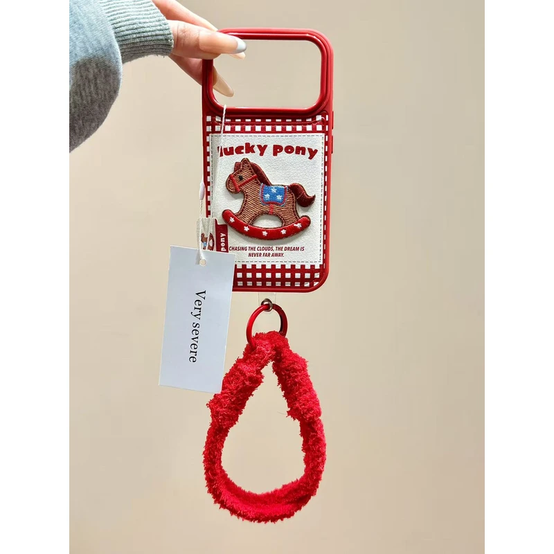 鼓包皮质红格刺绣摇摇马手拎绳适用苹果17promax手机壳15iphone16