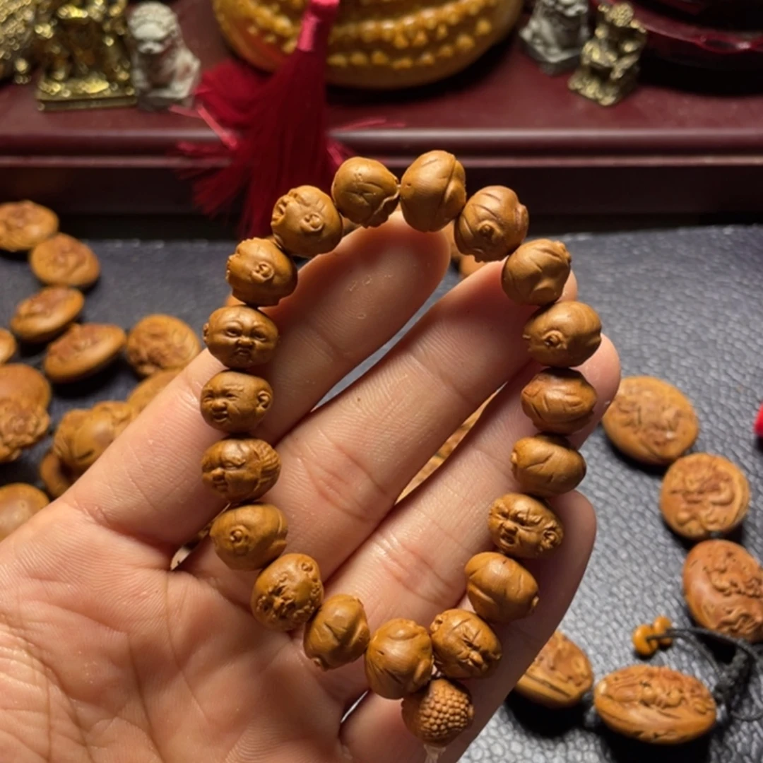 龙纹桃核雕刻怪脸罗汉