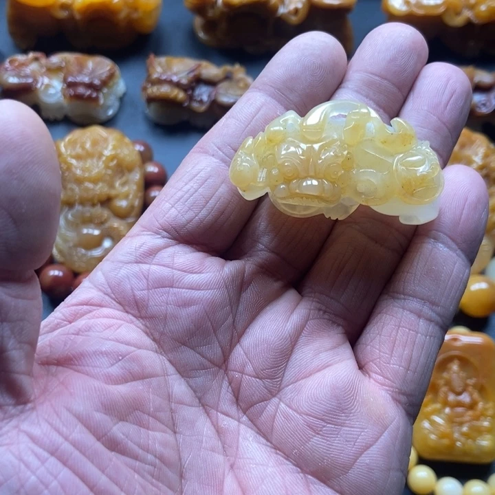 石英质玉（黄龙玉）未镶嵌颈饰