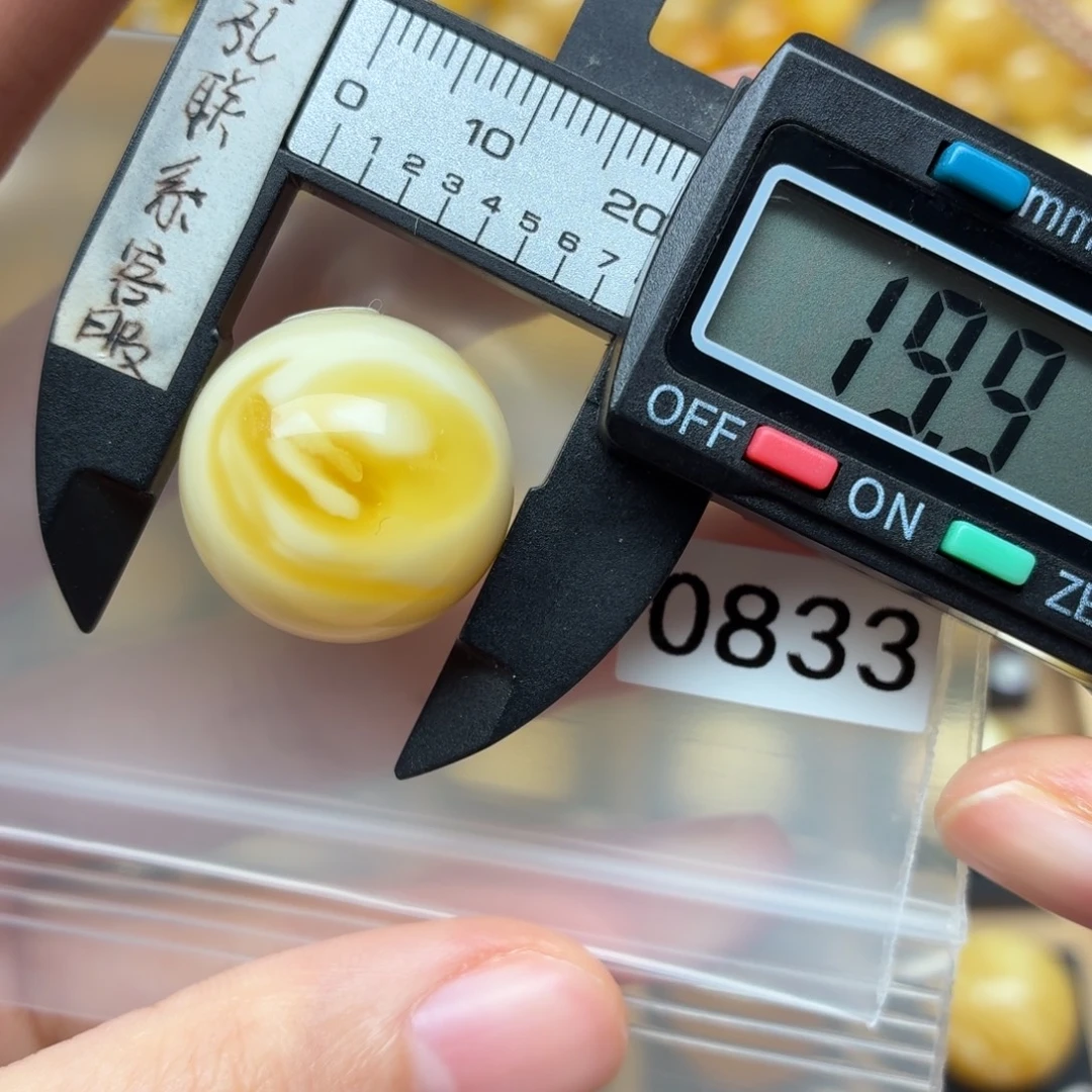 L***e琥珀未镶嵌裸石蜜蜡