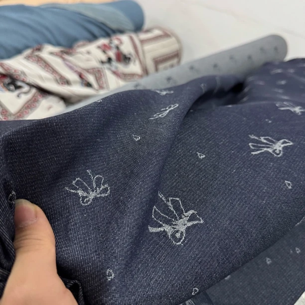 35 纯棉立体提花蝴蝶结牛仔面料柔软2米价