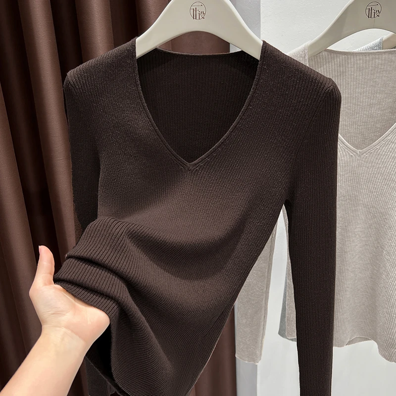 美拉德棕色毛衣女款2025新款修身显瘦软糯v领长袖气质打底衫秋冬
