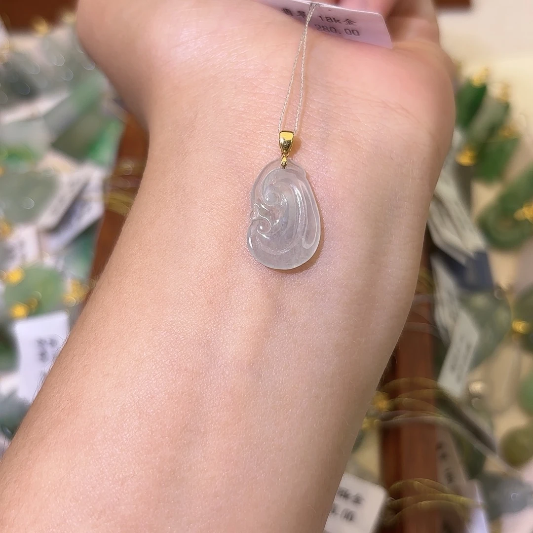 翡翠18K金镶嵌颈饰如意