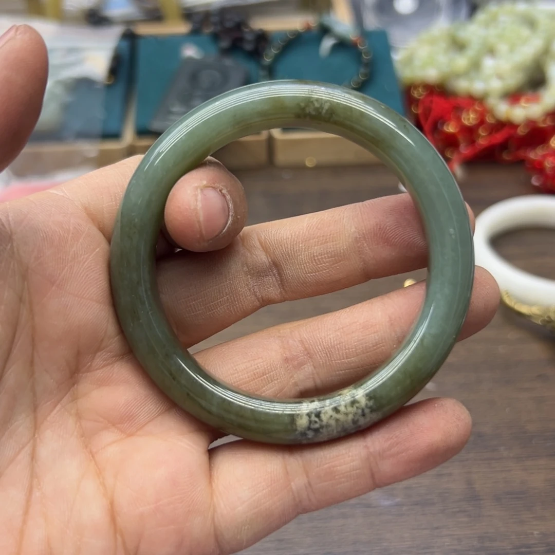 和田玉未镶嵌手镯53.7圈围1305瑕