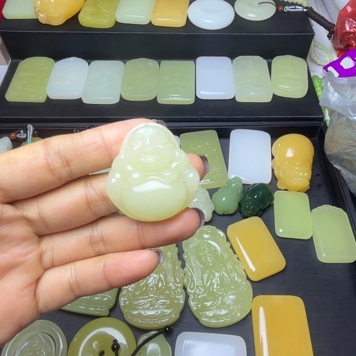 天然新疆老料黄佛公吊坠