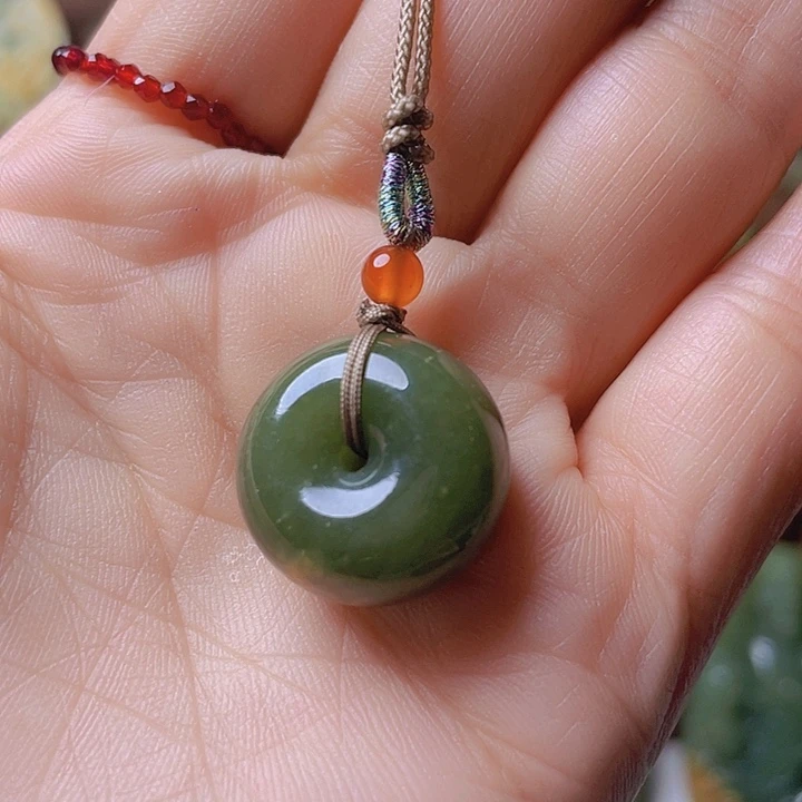 未镶嵌岫岩河磨玉（透闪石质玉）把件