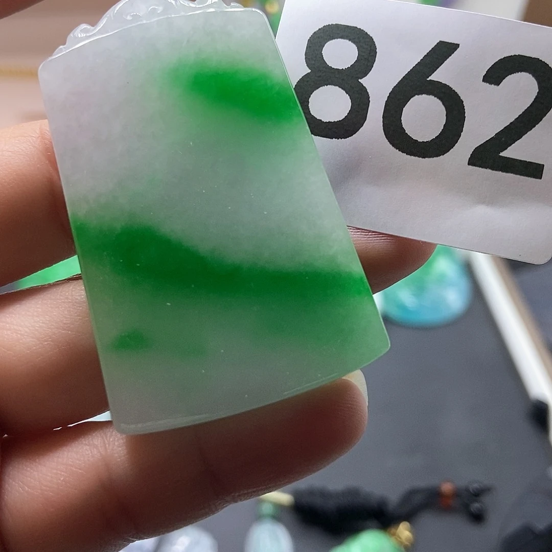 翡翠吊坠(赠链)未镶嵌