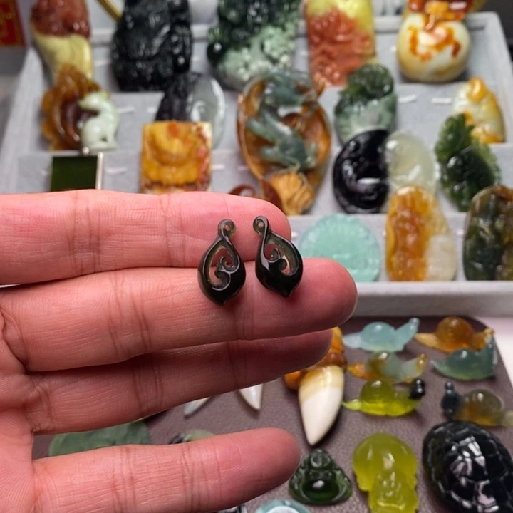 熙***彦蛇纹石玉未镶嵌颈饰