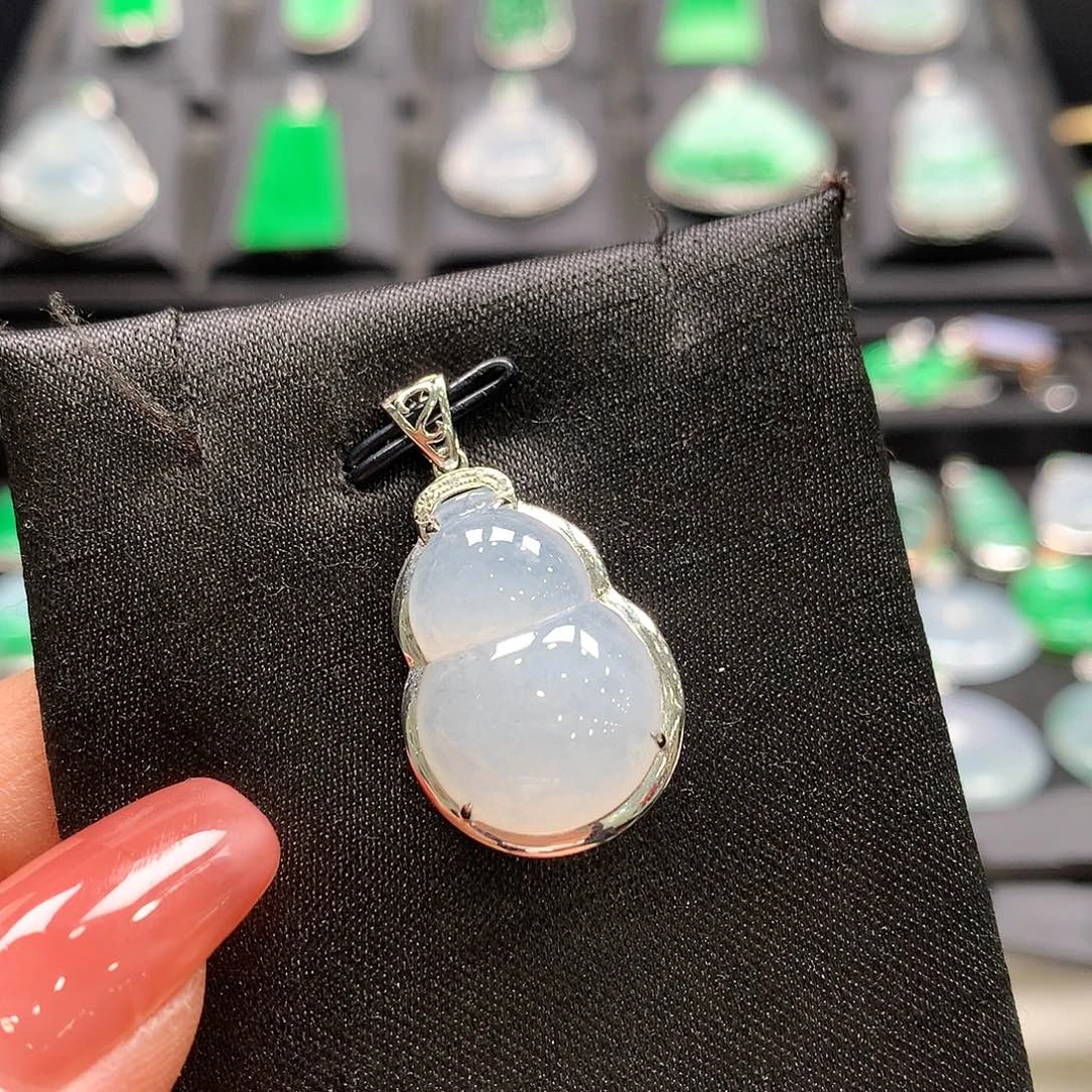 翡翠18K金镶嵌颈饰葫芦