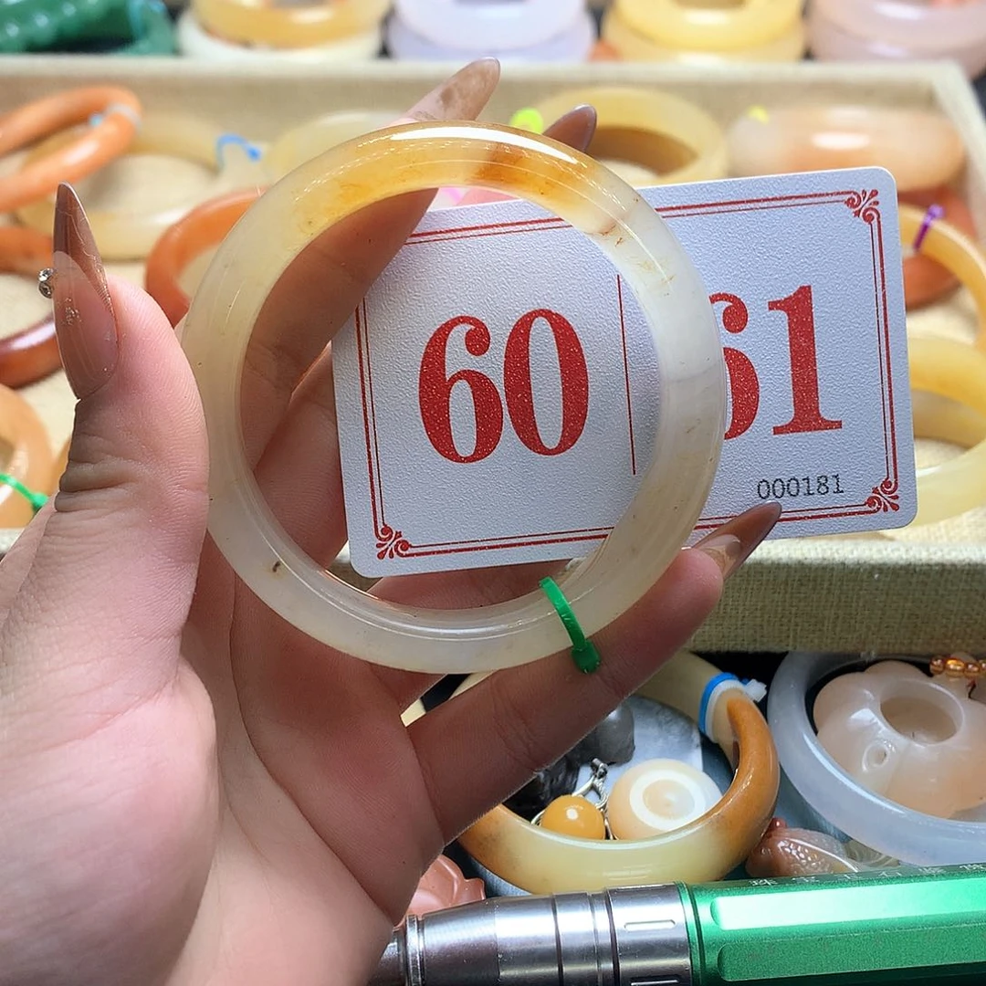 未镶嵌石英质玉（黄龙玉）手镯