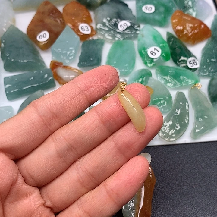 翡翠未镶嵌颈饰随型