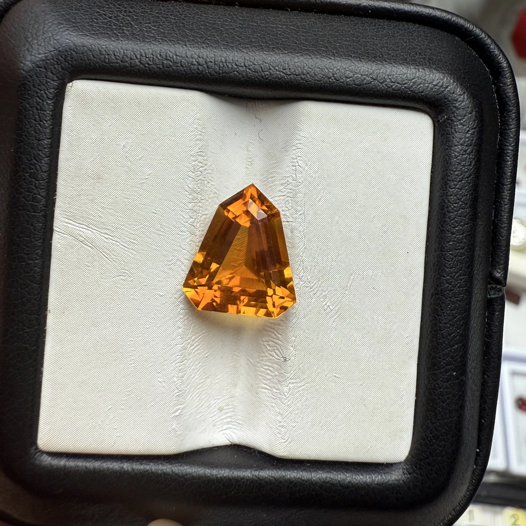天然暴力黄干净通透火彩超闪劳达色卡12×10毫米