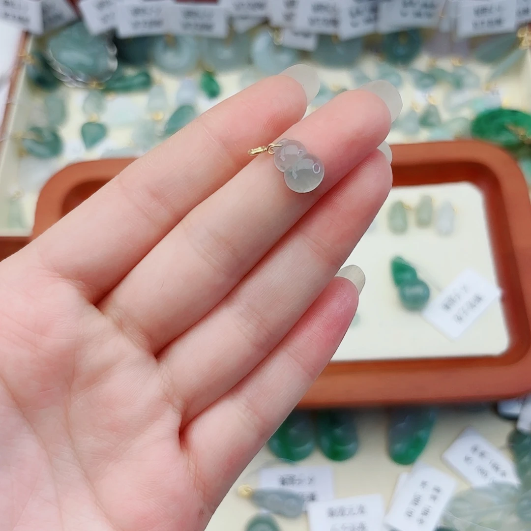 翡翠18K金镶嵌颈饰无****_葫芦