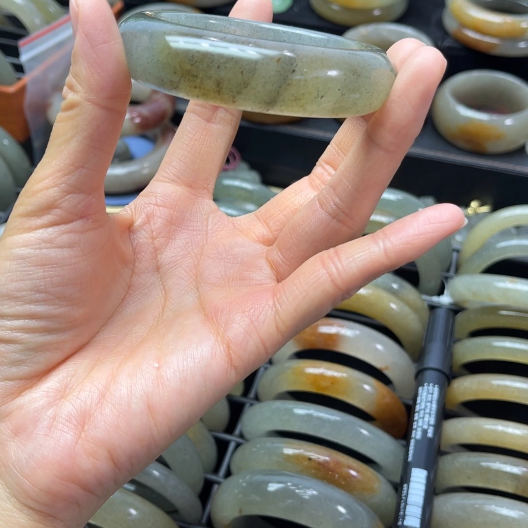 兔***朵石英岩玉未镶嵌手镯