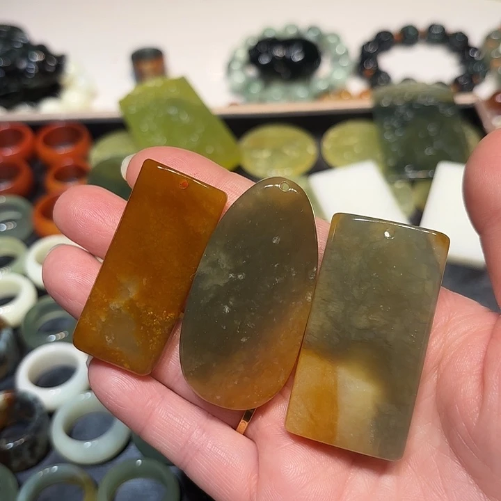 菲***菲蛇纹石玉未镶嵌吊坠