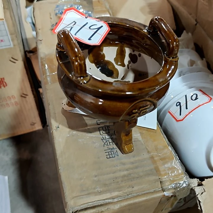盘子碗茶壶啥都有