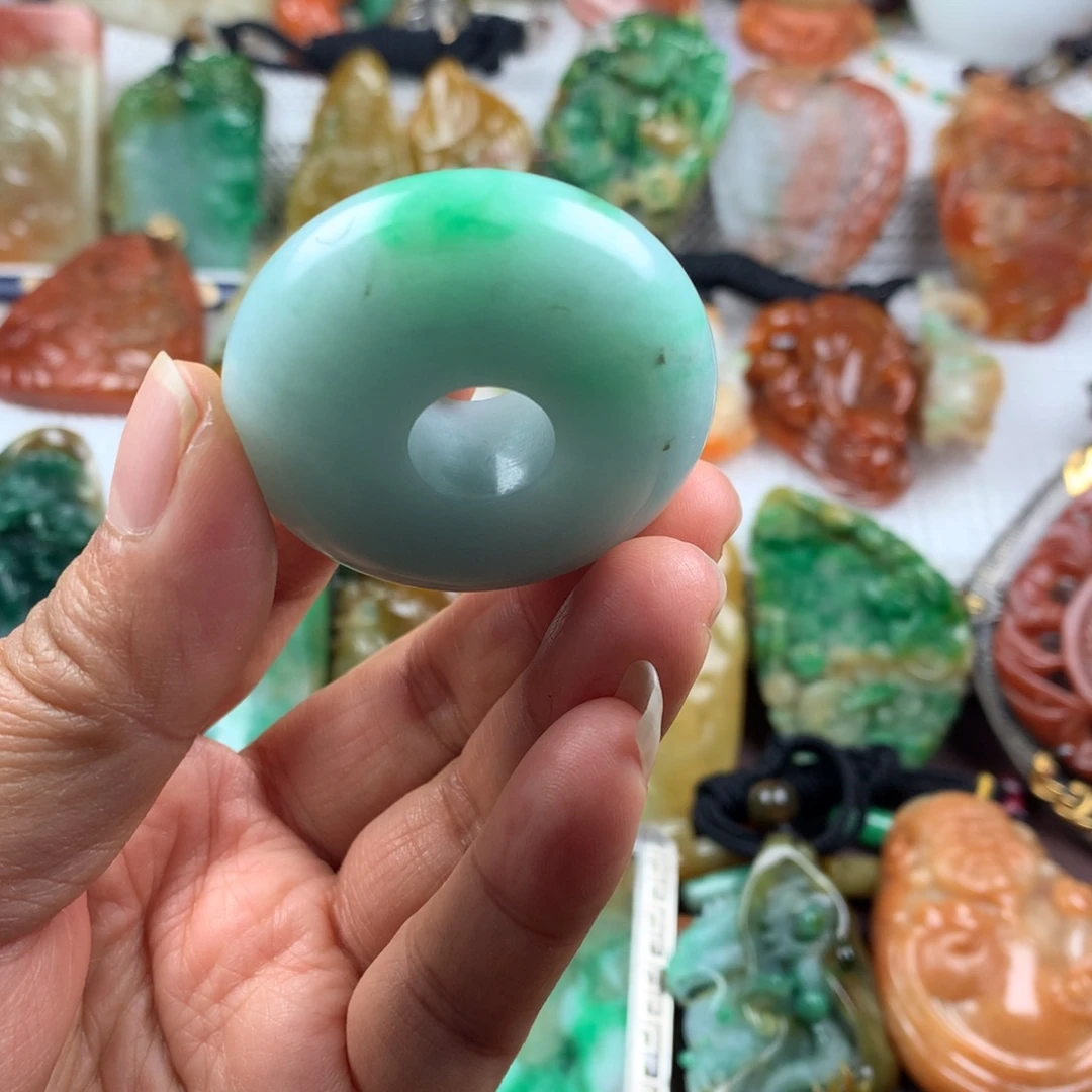 翡翠未镶嵌颈饰平安扣