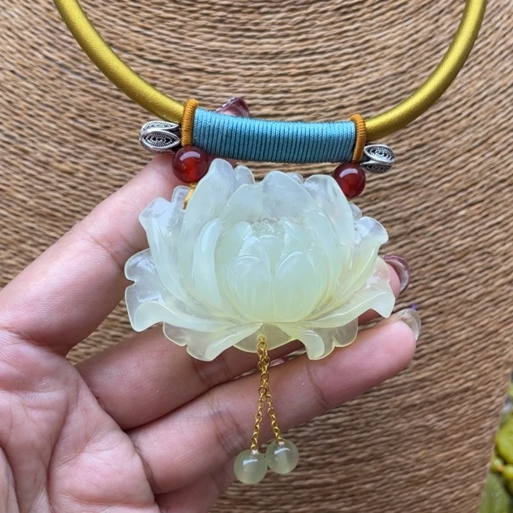 蛇纹石玉吊坠合金