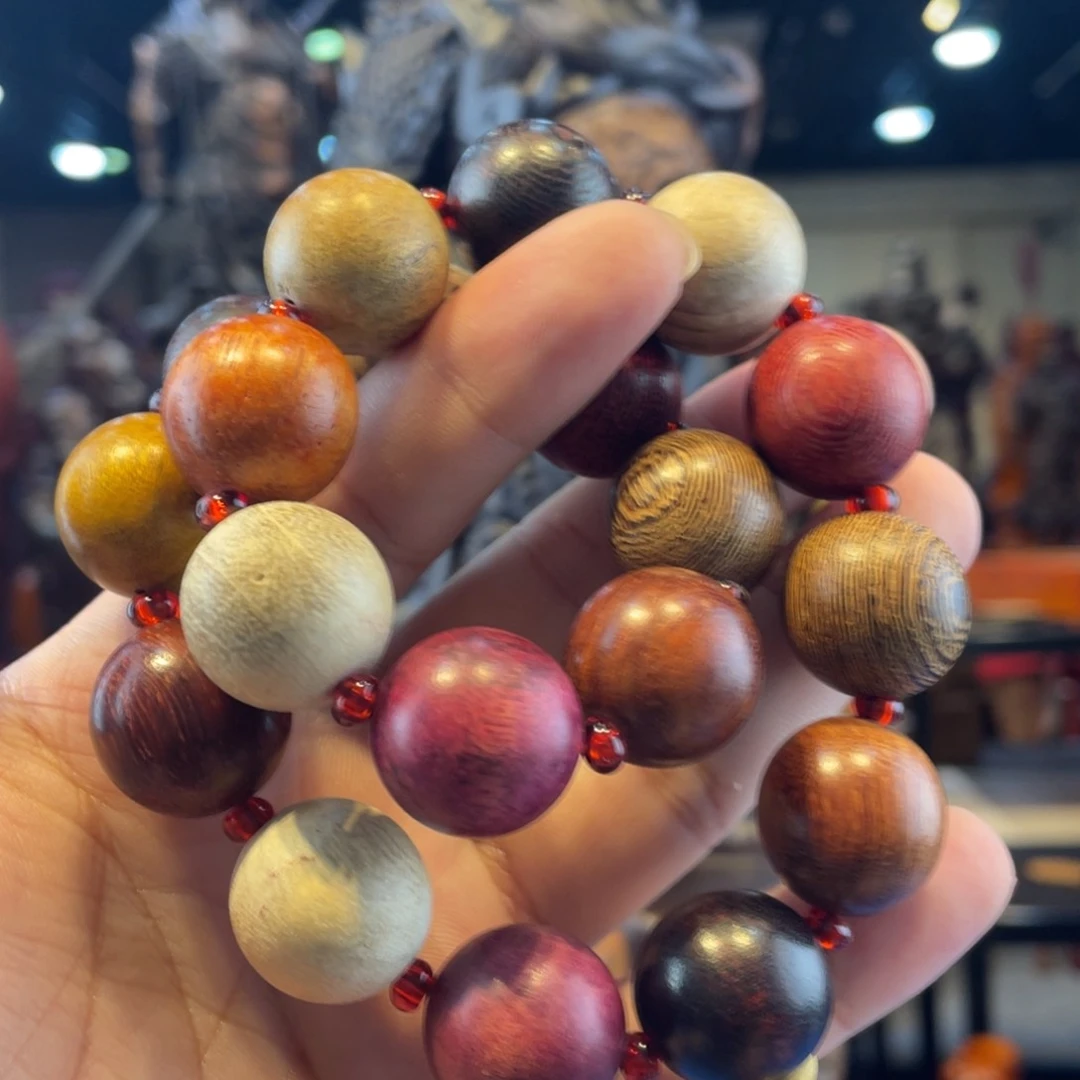 多宝手持十八颗珠子