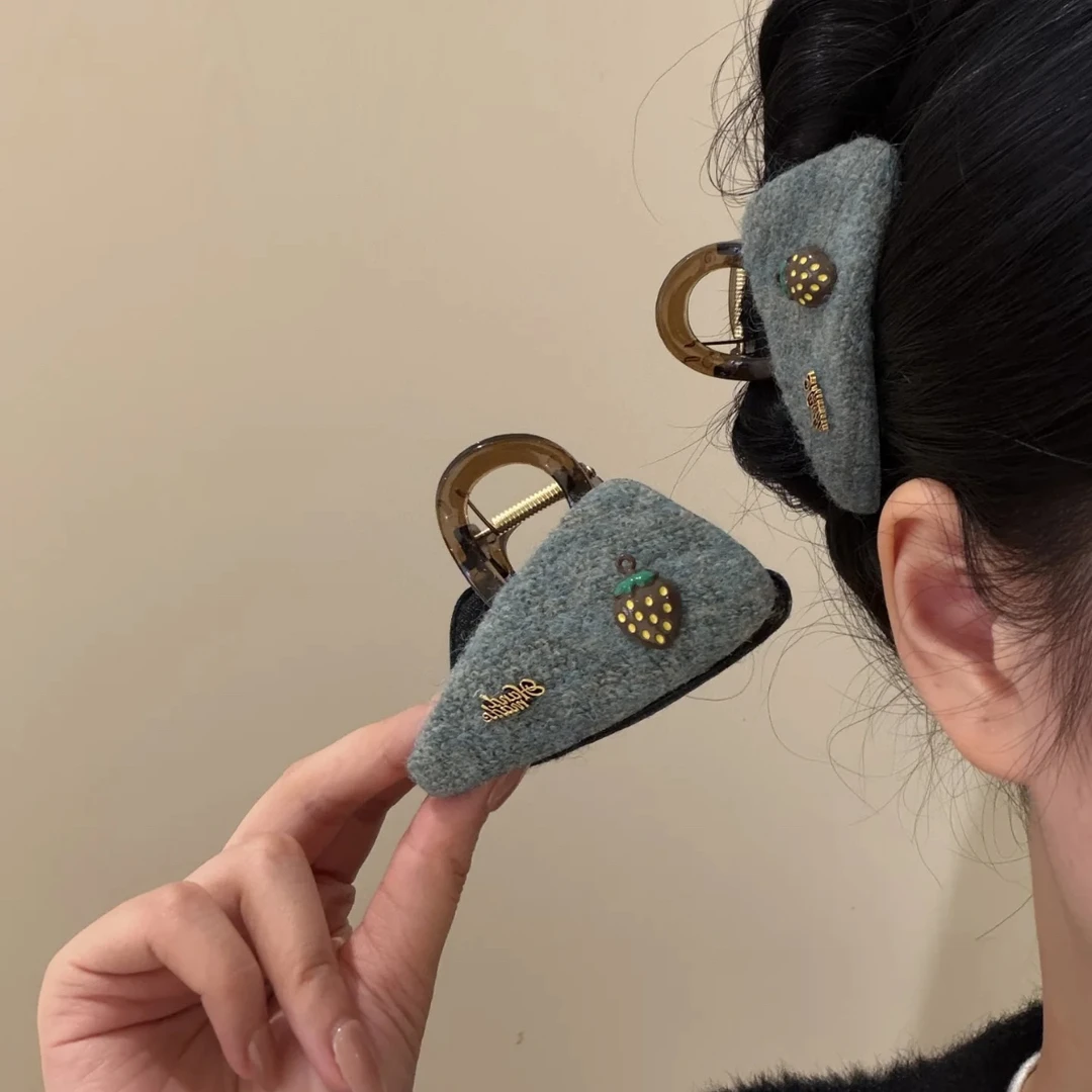 【草莓毛毡半抓发夹】高级感草莓毛毡三角半抓8公分女百搭发饰B034