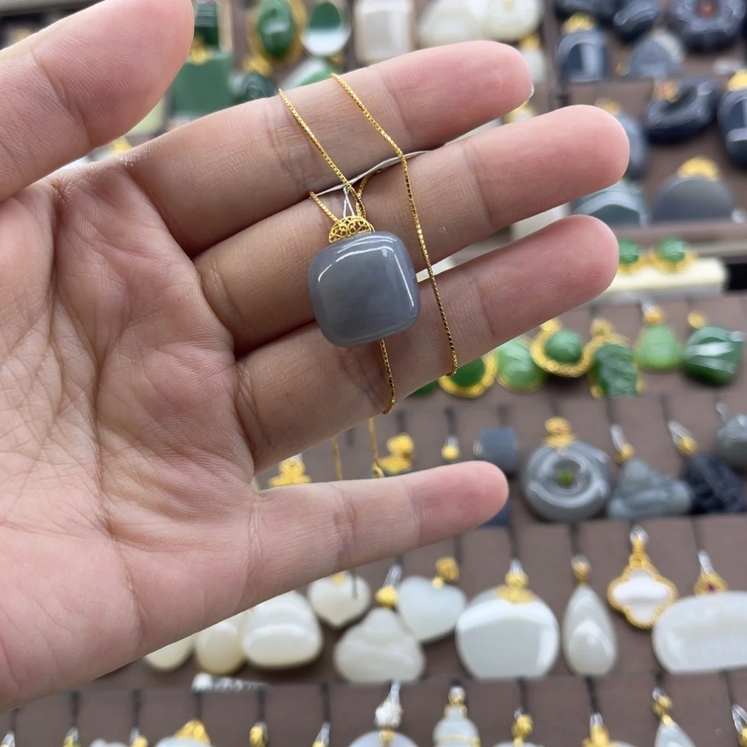 和田玉18K金镶嵌吊坠(赠链)