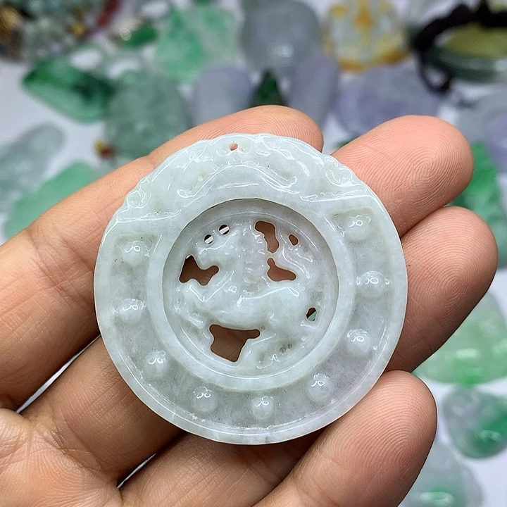 翡翠未镶嵌吊坠(赠链)